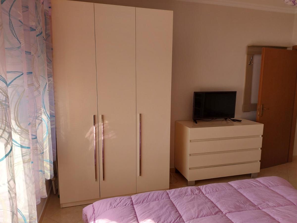 Bral Apartments 8 Two-Bedroom Beachfront Durrës 外观 照片