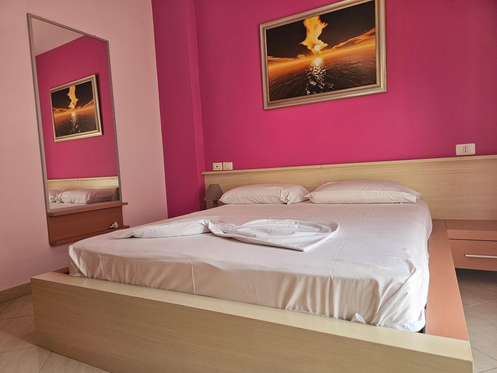 Bral Apartments 8 Two-Bedroom Beachfront Durrës 外观 照片