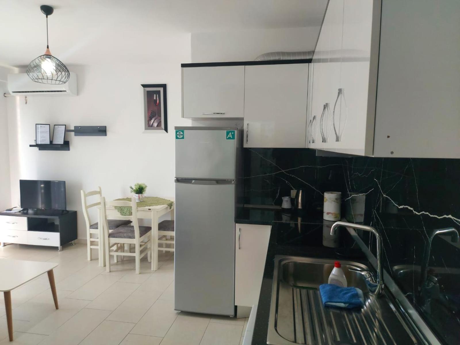 Bral Apartments 8 Two-Bedroom Beachfront Durrës 外观 照片